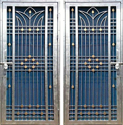Дверь-решётка вторая для коттеджа ЛД-195 с декоративным позолоченным узором